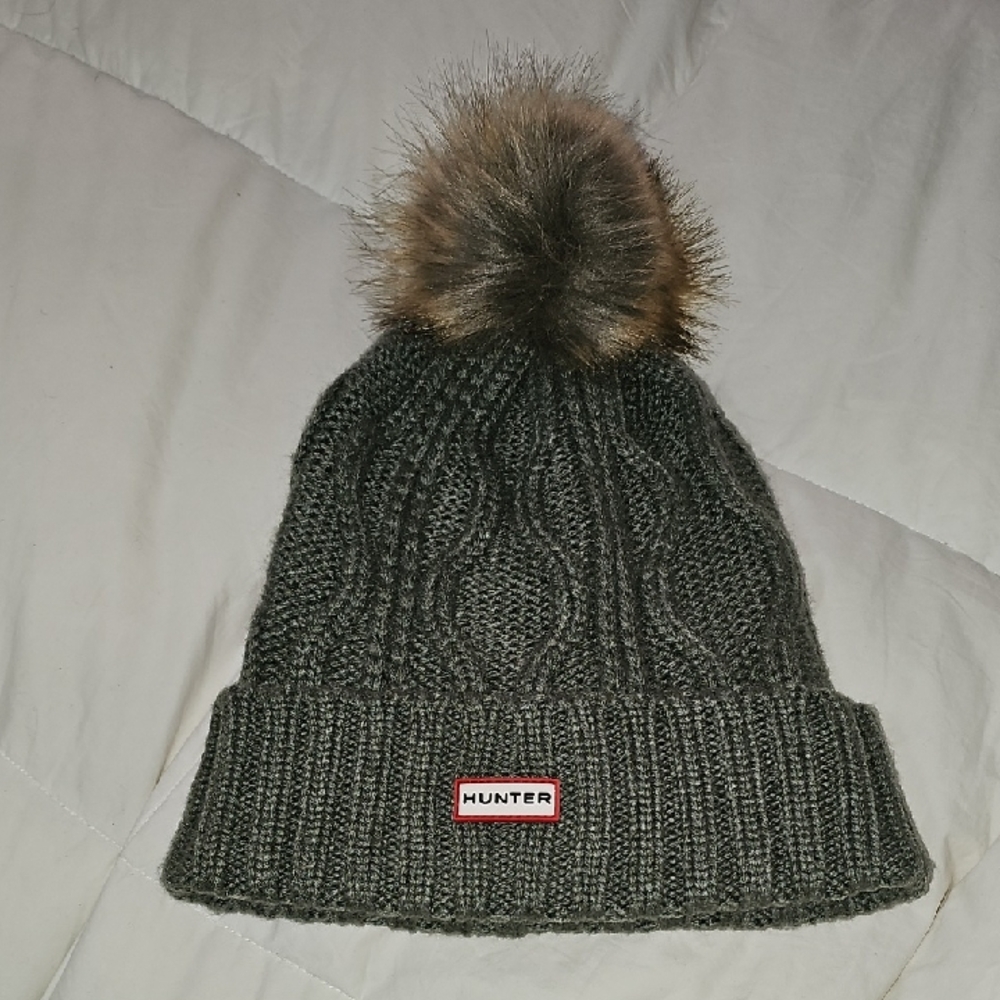 HUNTER GREEN BEANIE. Womens Like New Winter Beanie!! - Picture 1 of 6